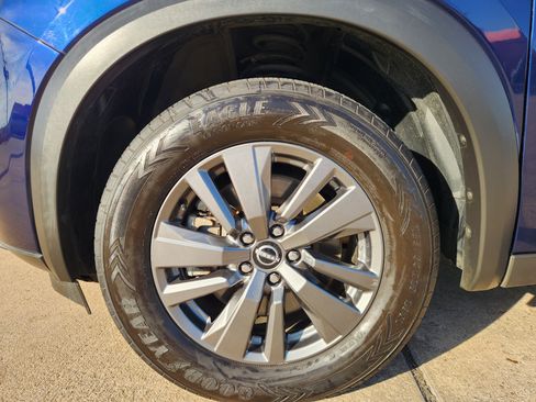 Used 2022 Nissan Pathfinder SV image 11