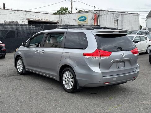 Used 2011 Toyota Sienna LE w/ Towing Pkg AWD/4WD image 7