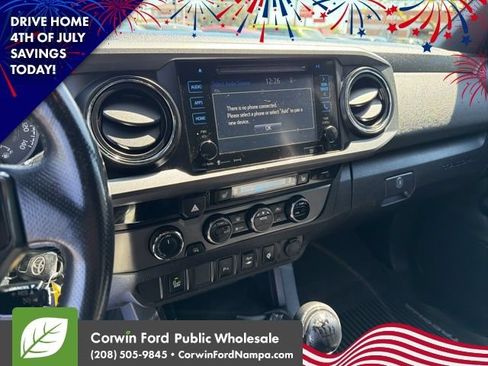 Used 2017 Toyota Tacoma TRD Off-Road w/ Premium & Technology Package AWD/4WD image 20