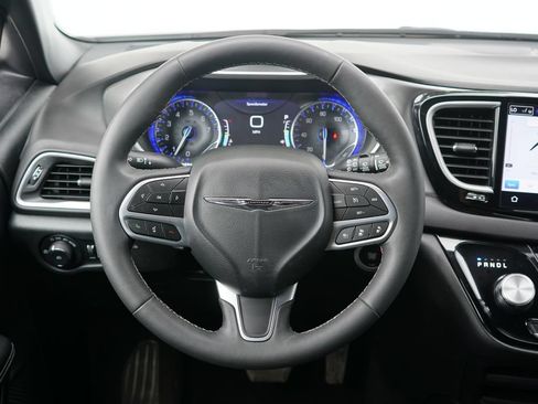 Used 2025 Chrysler Pacifica Select FWD image 13