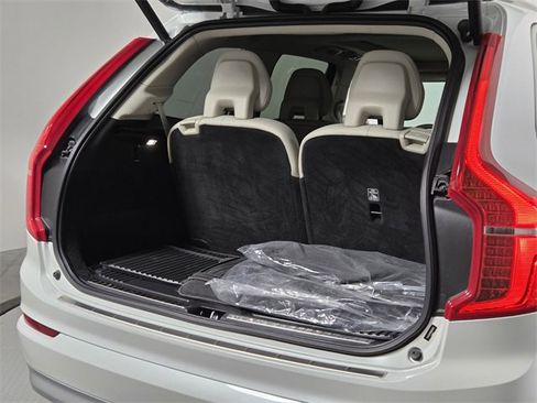 Used 2022 Volvo XC90 T6 Momentum w/ Advanced Package image 17