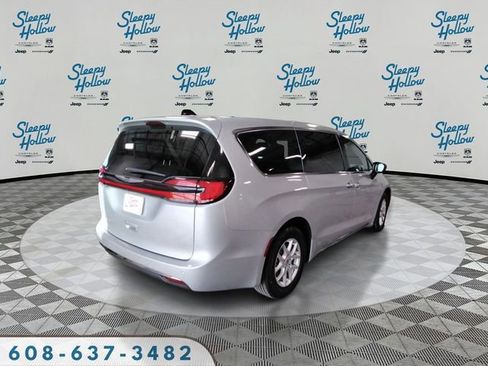 Used 2024 Chrysler Pacifica Touring-L image 5