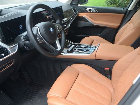 Used 2025 BMW X7 xDrive40i AWD/4WD image 2
