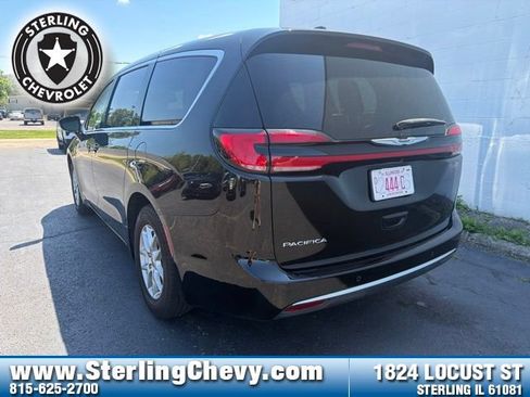 Used 2024 Chrysler Pacifica Touring-L FWD image 3