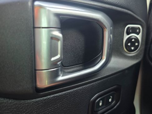 Used 2018 Jeep Wrangler Unlimited Sahara AWD/4WD image 17