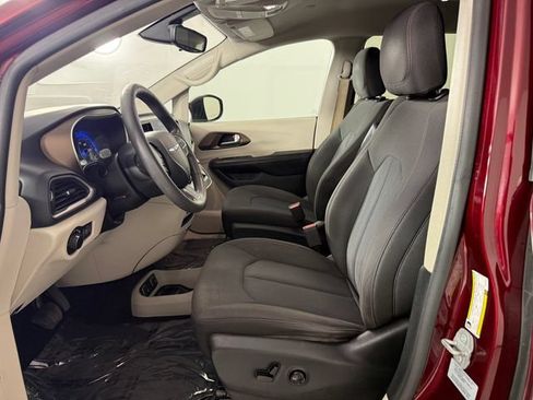 Used 2017 Chrysler Pacifica Touring FWD image 13