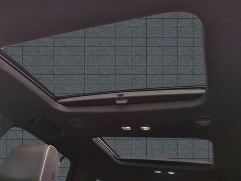 Used 2023 Chevrolet Traverse Premier image 19