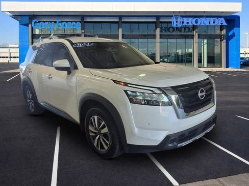 Used 2024 Nissan Pathfinder SL FWD image 1