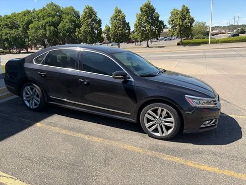 Used 2017 Volkswagen Passat 1.8T SEL Premium FWD image 4