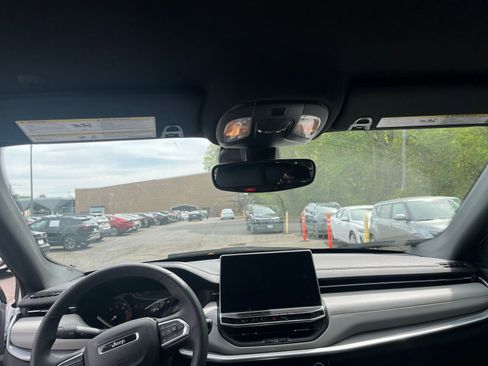 Used 2025 Jeep Compass Limited image 34