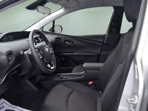 Used 2022 Toyota Prius LE FWD image 2