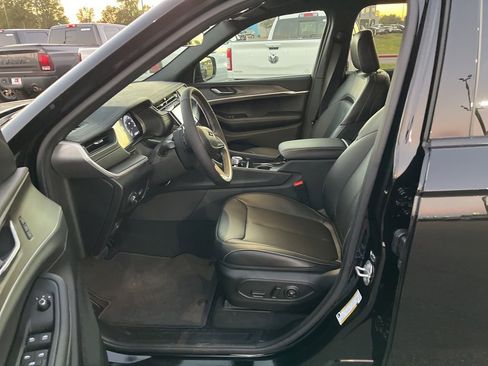 New 2025 Jeep Grand Cherokee Limited w/ Black Appearance Package image 27