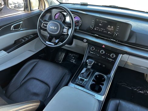 Used 2024 Kia Carnival LX image 13