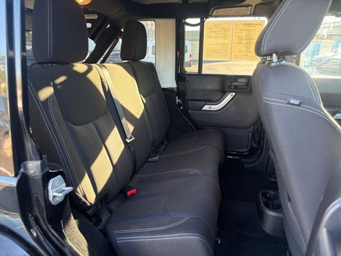 Used 2016 Jeep Wrangler Unlimited Sahara w/ Connectivity Group AWD/4WD image 24