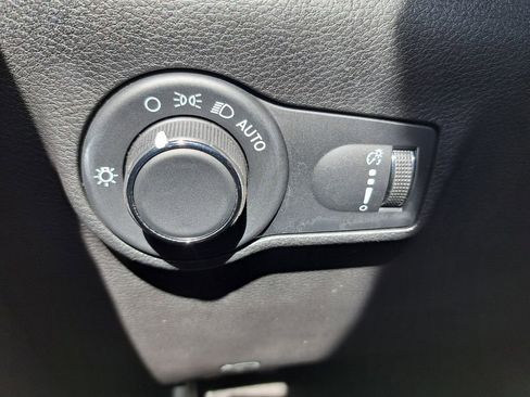 Used 2023 Jeep Compass Sport image 15