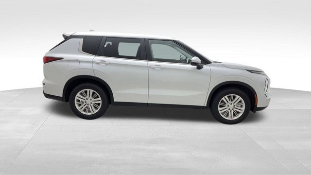 Used 2023 Mitsubishi Outlander ES AWD/4WD image 11