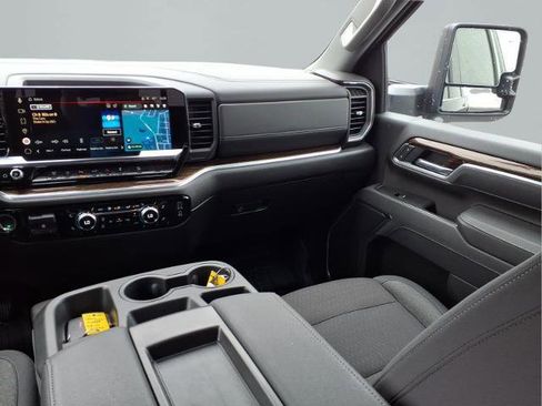 Used 2025 GMC Sierra 2500 SLE w/ SLE Value Package; image 9