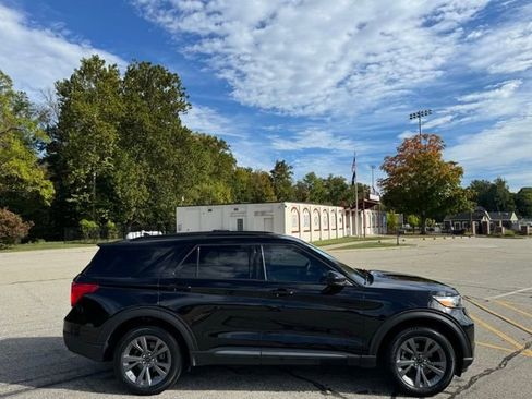 Used 2023 Ford Explorer XLT w/ XLT Sport Appearance Package AWD/4WD image 4