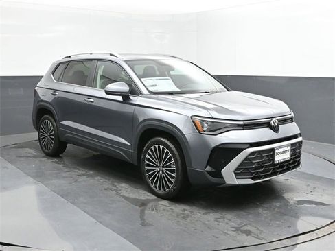 Used 2025 Volkswagen Taos SE w/ Panoramic Sunroof Package image 22