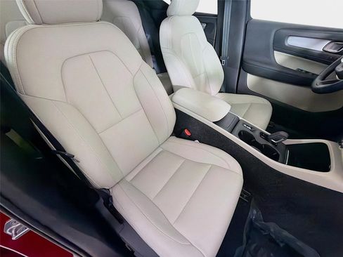 Used 2021 Volvo XC40 T5 Momentum w/ Premium Package AWD/4WD image 29
