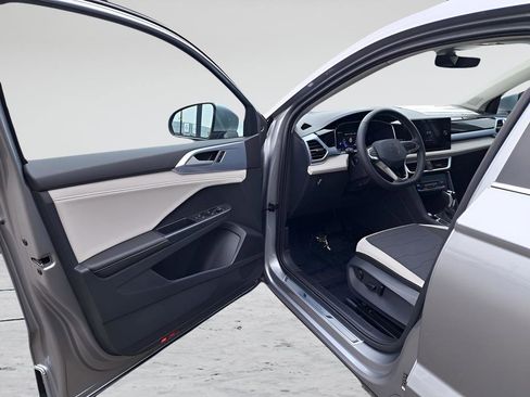New 2025 Volkswagen Taos SE AWD/4WD image 11
