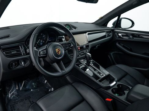 Certified 2026 Porsche Macan AWD/4WD image 4