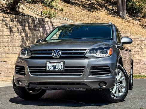 Used 2013 Volkswagen Touareg Sport image 3