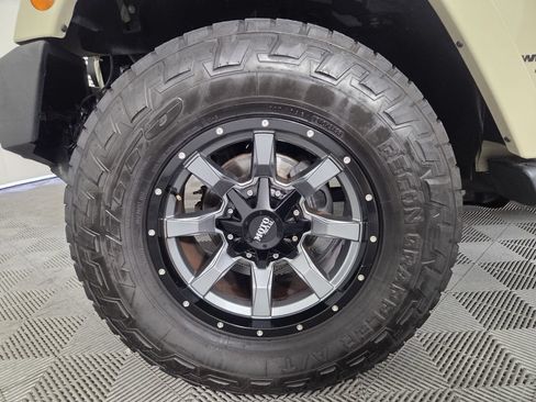 Used 2018 Jeep Wrangler Unlimited Sahara w/ Connectivity Group AWD/4WD image 9
