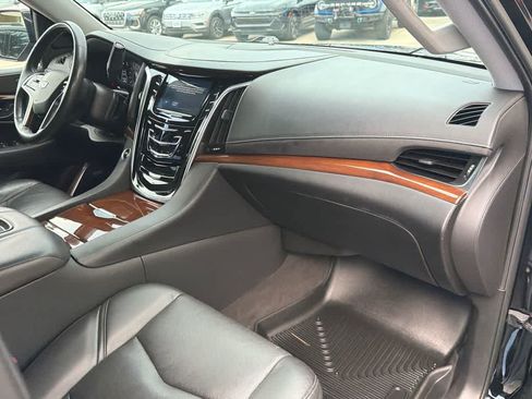 Used 2020 Cadillac Escalade Luxury AWD/4WD image 13