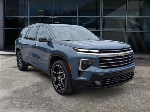 Used 2025 Chevrolet Traverse High Country FWD image 1
