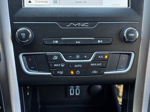 Used 2019 Ford Fusion SE image 25