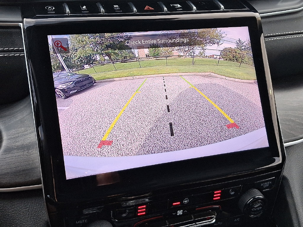 Used 2023 Jeep Grand Cherokee Limited w/ Black Appearance Package AWD/4WD image 18