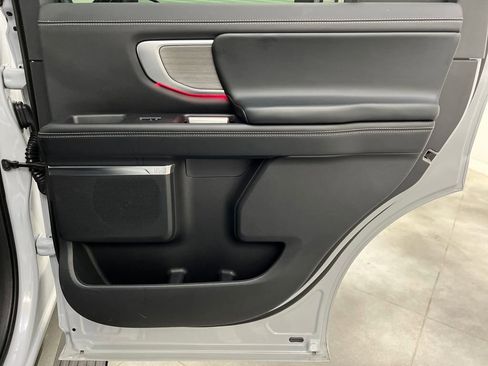 Used 2025 Ford Expedition Platinum image 19