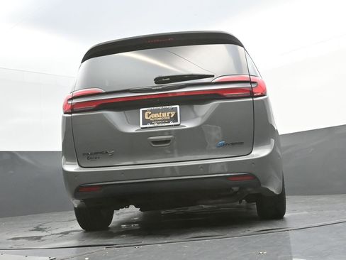 Used 2022 Chrysler Pacifica Limited w/ Uconnect Theater Family Group image 34