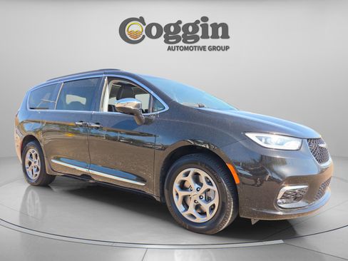 Used 2023 Chrysler Pacifica Limited w/ Uconnect Theater Family Group image 8