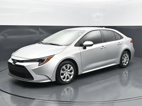 Used 2025 Toyota Corolla LE FWD image 1