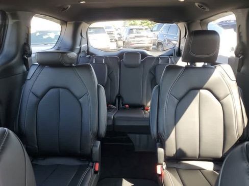 Used 2026 Chrysler Pacifica Select FWD image 13