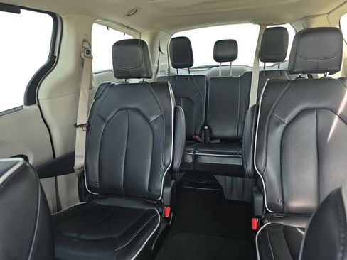 Used 2024 Chrysler Pacifica Limited image 13