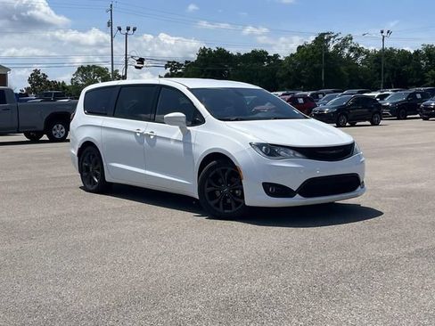 Used 2020 Chrysler Pacifica Touring w/ S Appearance Package FWD image 2