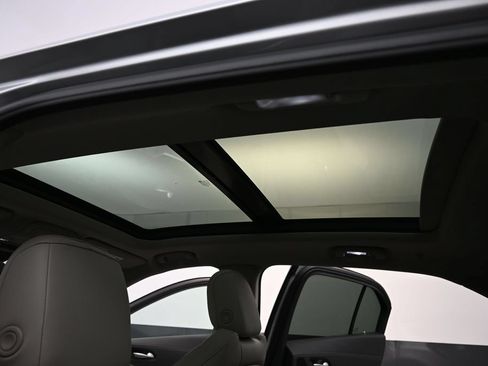 Used 2020 Cadillac XT4 Luxury w/ Cold Weather Package FWD image 11