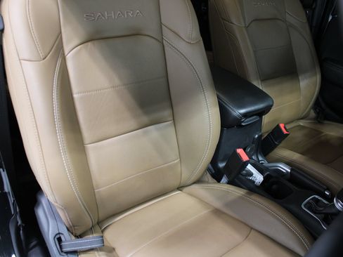 Used 2021 Jeep Wrangler Unlimited Sahara AWD/4WD image 28