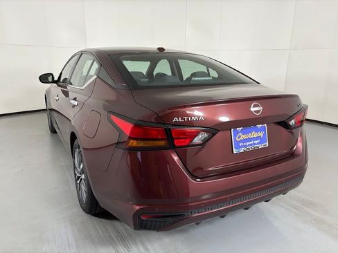 Used 2024 Nissan Altima 2.5 SV FWD image 12