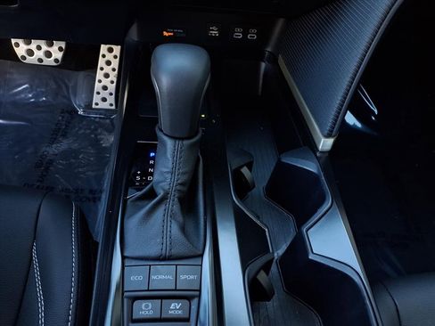 Certified 2025 Toyota Camry Hybrid image 12