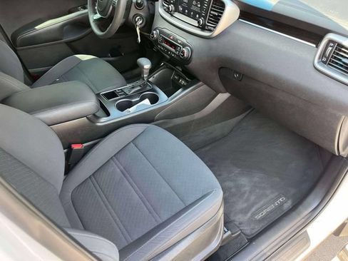 Used 2019 Kia Sorento FWD V6 image 24