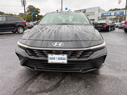 Used 2024 Hyundai Elantra SE FWD image 2