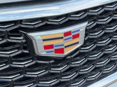 Used 2024 Cadillac XT4 Premium Luxury image 9