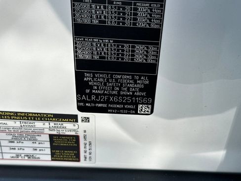 Certified 2025 Land Rover Discovery S image 20