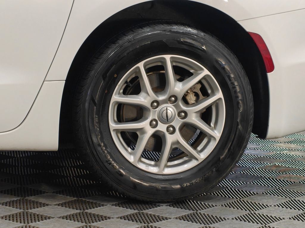 Used 2024 Chrysler Pacifica Touring-L FWD image 59