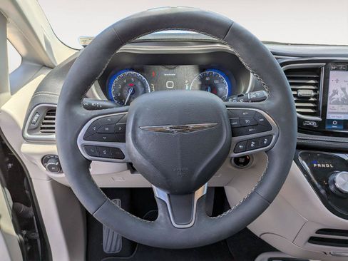 Used 2024 Chrysler Pacifica Touring-L AWD/4WD image 10