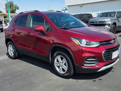 Used 2022 Chevrolet Trax LT w/ LT Convenience Package AWD/4WD image 1